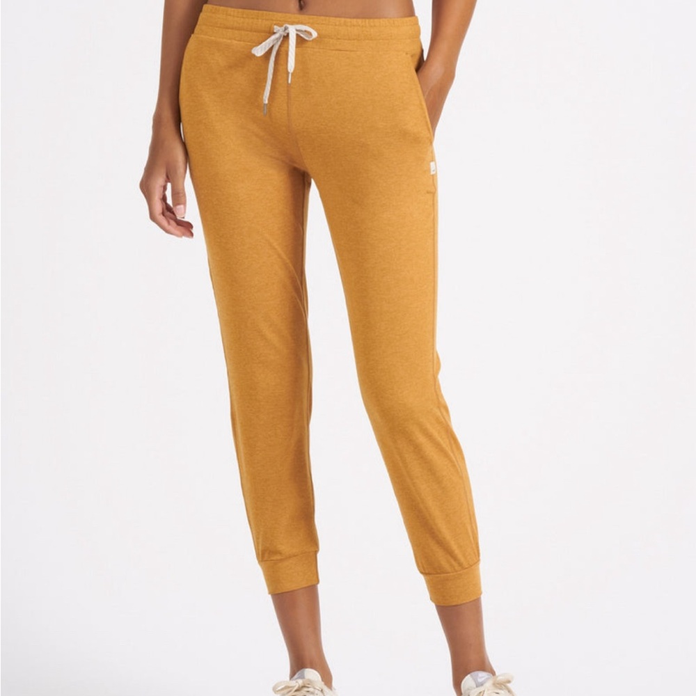 Gold women’s Vuori performance jogger, L